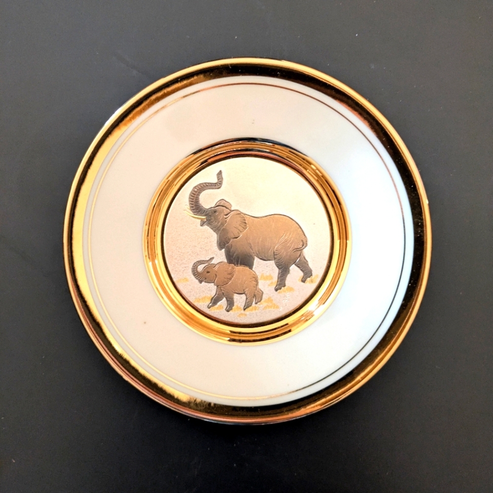 Original Chokin Art Collection African Elephants 24kt Gold Rim Collector Plate.